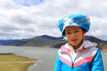 16在纳帕海边招揽顾客的不知名藏族女孩，谁能想到她竟然是两个女孩的母亲？