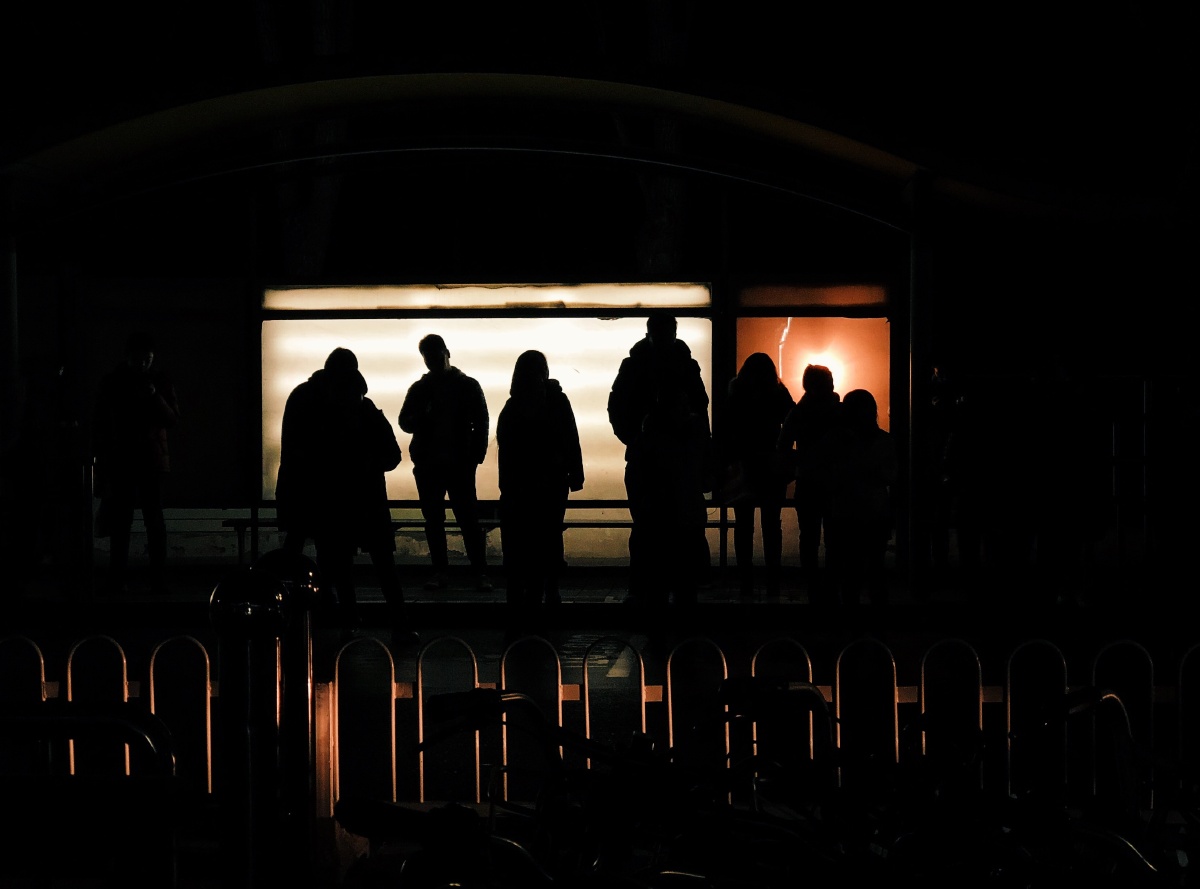夜晚11点钟,等待末班车的人们