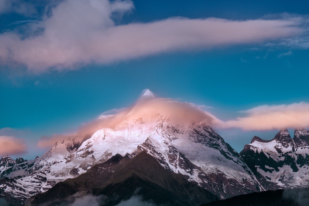 卡瓦博格的妻子 <br />
海拔6000米的雪山  <br />
俊秀的害羞女神<br />
皑皑雪峰之下就是成片成片的高山杜鹃灌丛 开花之时铺地似锦 更使雪峰分外妖娆.
