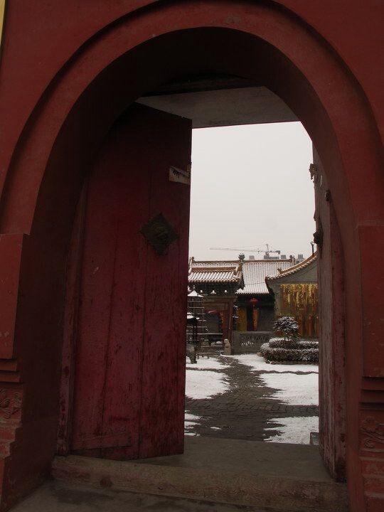 寺门悄开<br />
