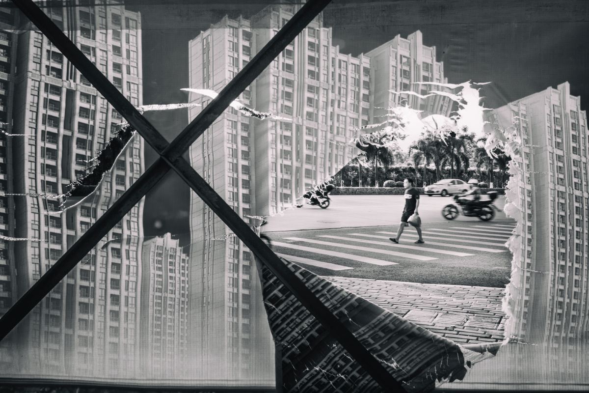 透过窟窿看来往的人与车,在这城里楼里过日子真的有点压抑