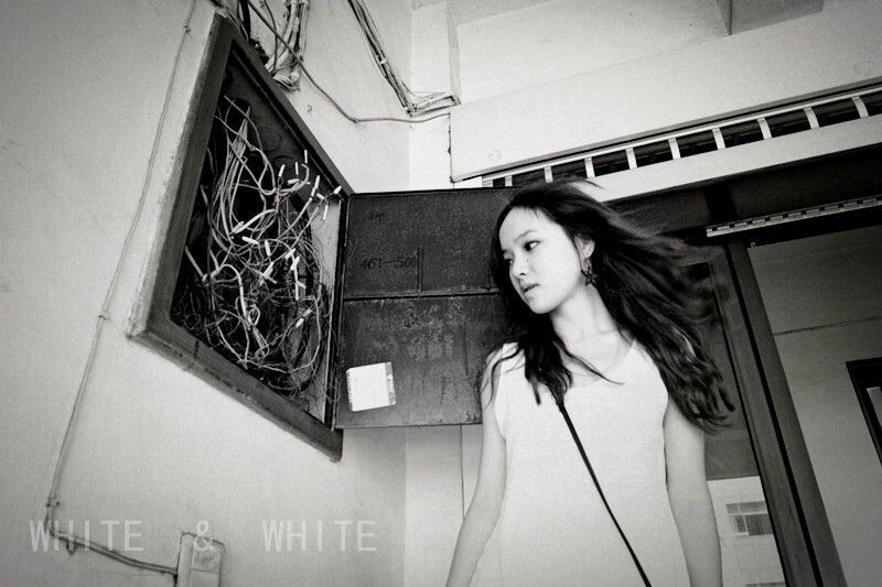 IMG_9188_<br />
她硬是要打开那个箱子看看。看到满是电线的箱子,她,好像很失落的样子,然后说:“难道这就是人生的电路线。总会有短路的时候,我如此的迷茫,是因为,电流留不到我那里去么。”不,我说,我们 ,同是断路,都在等着被修理。