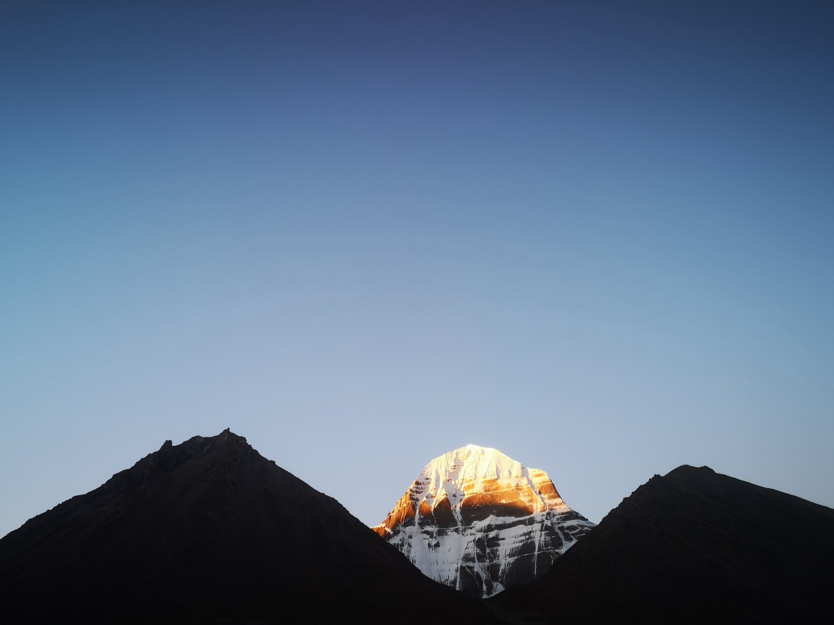 转山的清晨金色的冈仁波齐峰