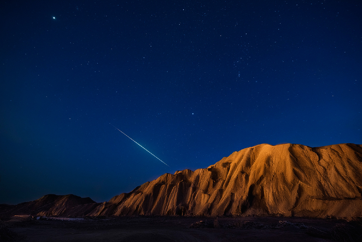 漫天星空下,独自一人,架起相机,准备享受此刻只属于我的时空,就一瞬间