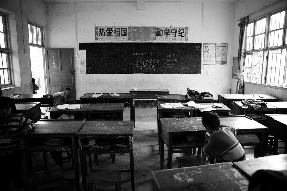 村事<br />
体育课没有选择出去玩而是在教室里写作业的孩子。