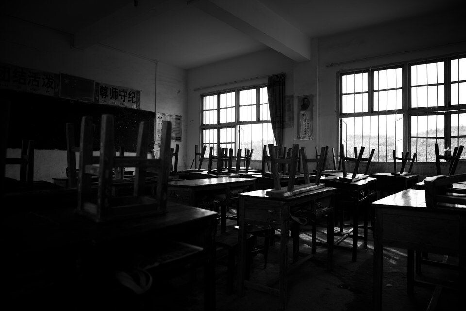 村事<br />
相对于在旧教学楼上课的孩子们,能在新教学楼上课的高年级孩子们算是很幸福了。平整的水泥地板,粉刷过的墙面和屋顶,相对完整的课桌椅和好十几倍的采光。最关键的是,和阴冷的旧教学楼比起来,这些明亮温暖的新教室更能给人带来希望和动力。