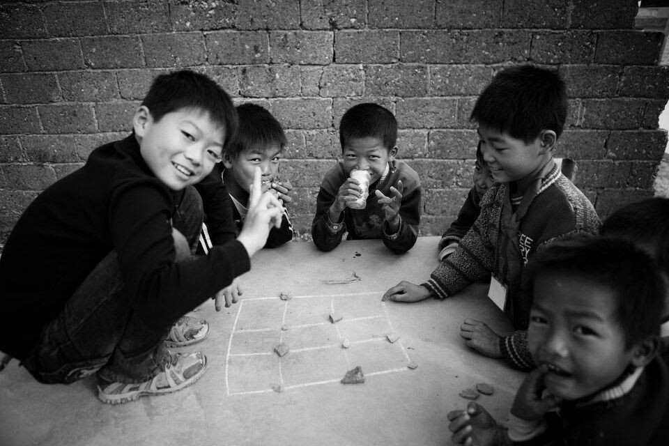 村事<br />
准备放学,体育课玩累了的小朋友在新球桌上下棋。