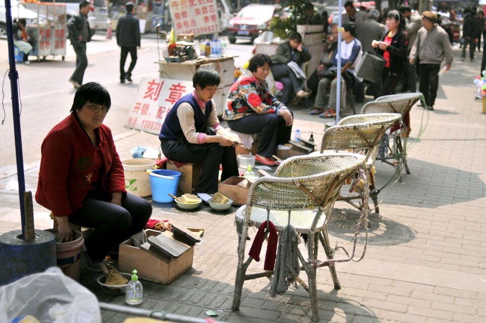 邮局旁边擦鞋的孃孃们<br />
