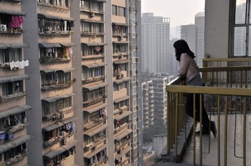 重庆渝中区    等待坐索道过江的人