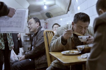 龙吟路上的防空洞饭店，弯弯曲曲二三十米的巷道里错落着十来张桌子。