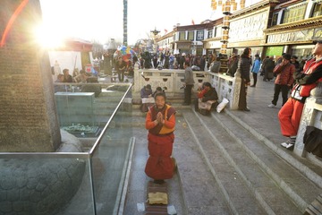 Praying monk in front of The Jokhang