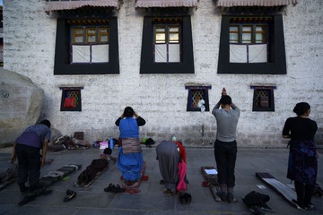 Pilgrims in front of Jokhang