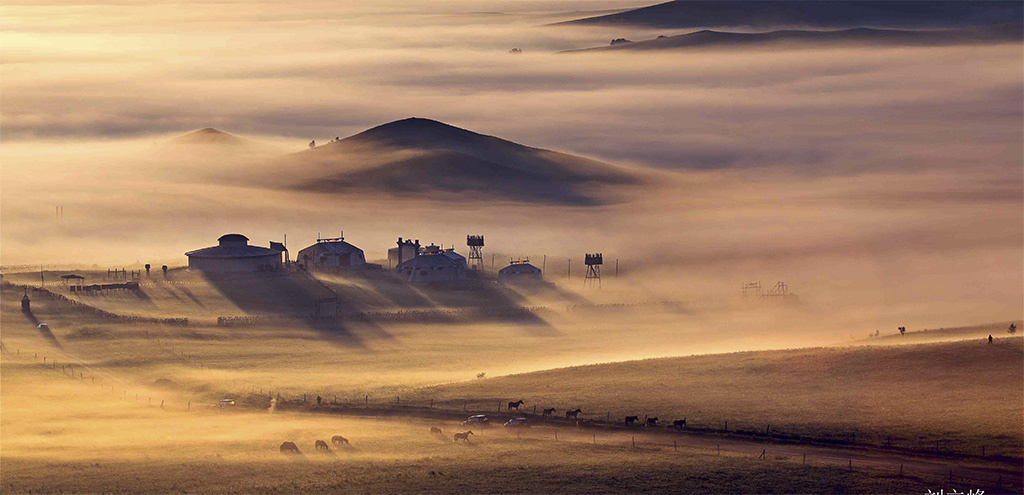 雾一层一层地被包围,一层一层地弥散,漫卷,拨开,真可谓是大气魄的写意