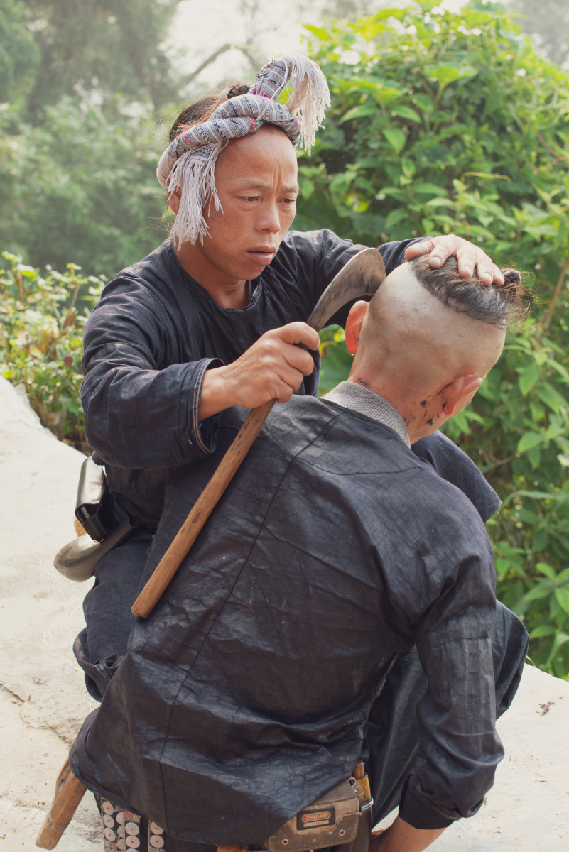 芭莎苗族男人芭莎苗族服饰镰刀剃头