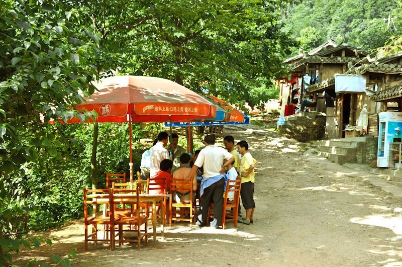 片刻歇息<br />
景区入口处 当地居民和打工者正在围观或搓麻将 大太阳突然让人觉得凉快了