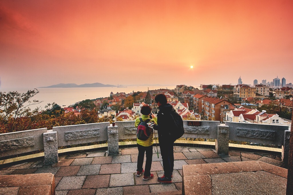 炒冷饭，14年秋天青岛小鱼山公园，海雾中的日落，观景台上一对韩国夫妇正在拍照。清理硬盘找到了一组很古老的片子来修，用capture one解析raw果然甩camera raw十条街，感觉以前很多废片还能抢救......