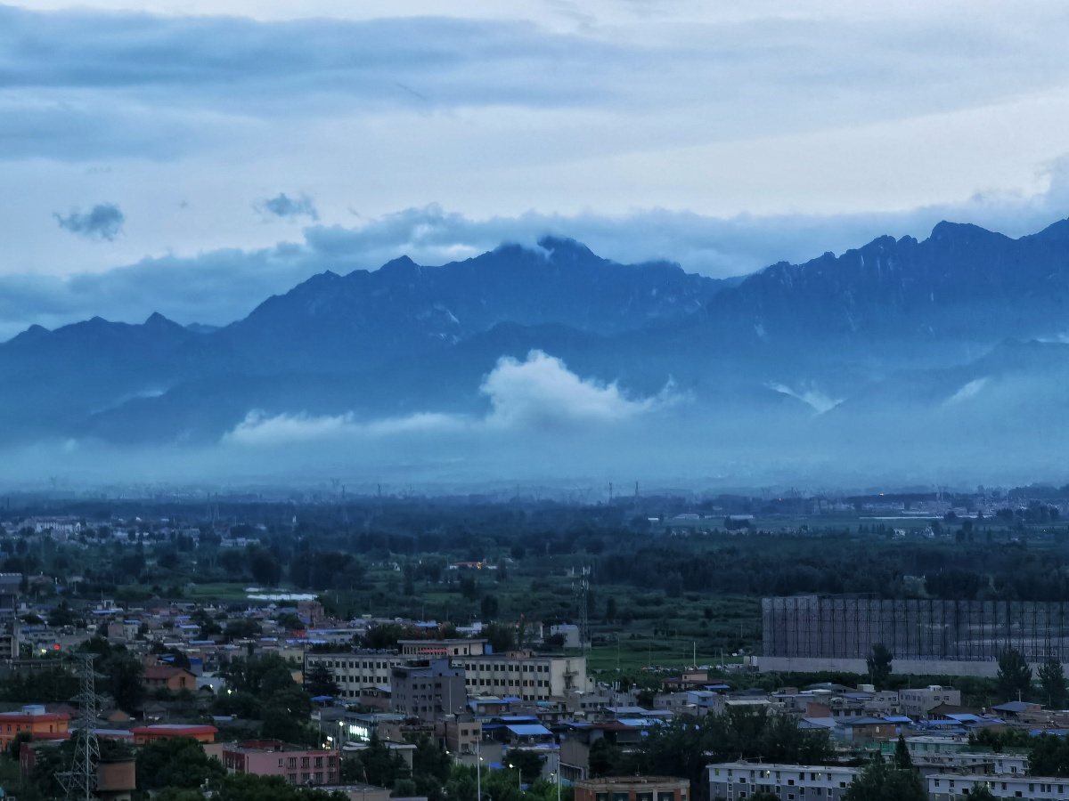 雨后的秦岭云雾缭绕景色很美