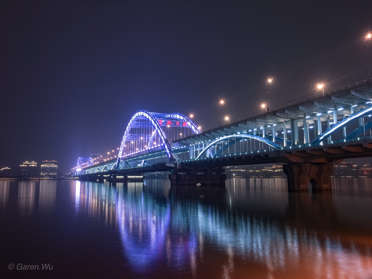 复兴大桥灯光璀璨倒映在钱塘江上非常迷人