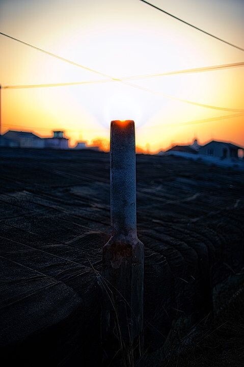 夕阳下的烟囱<br />
