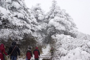 峨眉山雪
