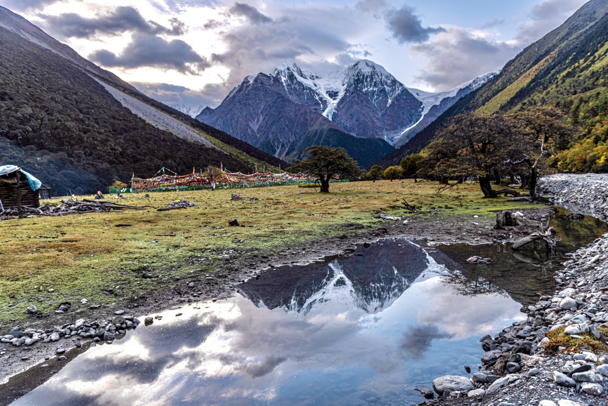 梅里雪山西坡的世外桃源甲应村