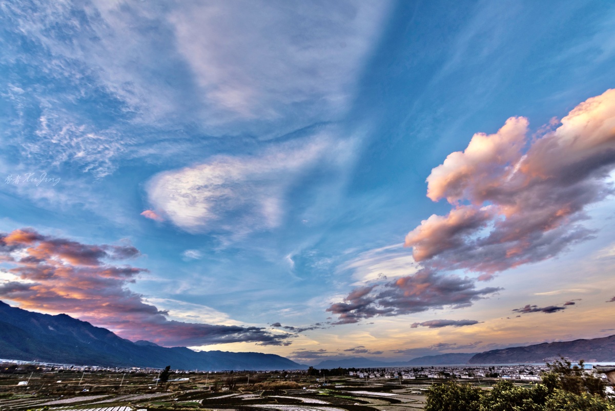 多姿多彩的云寒冬大理的云朵活泼而多彩