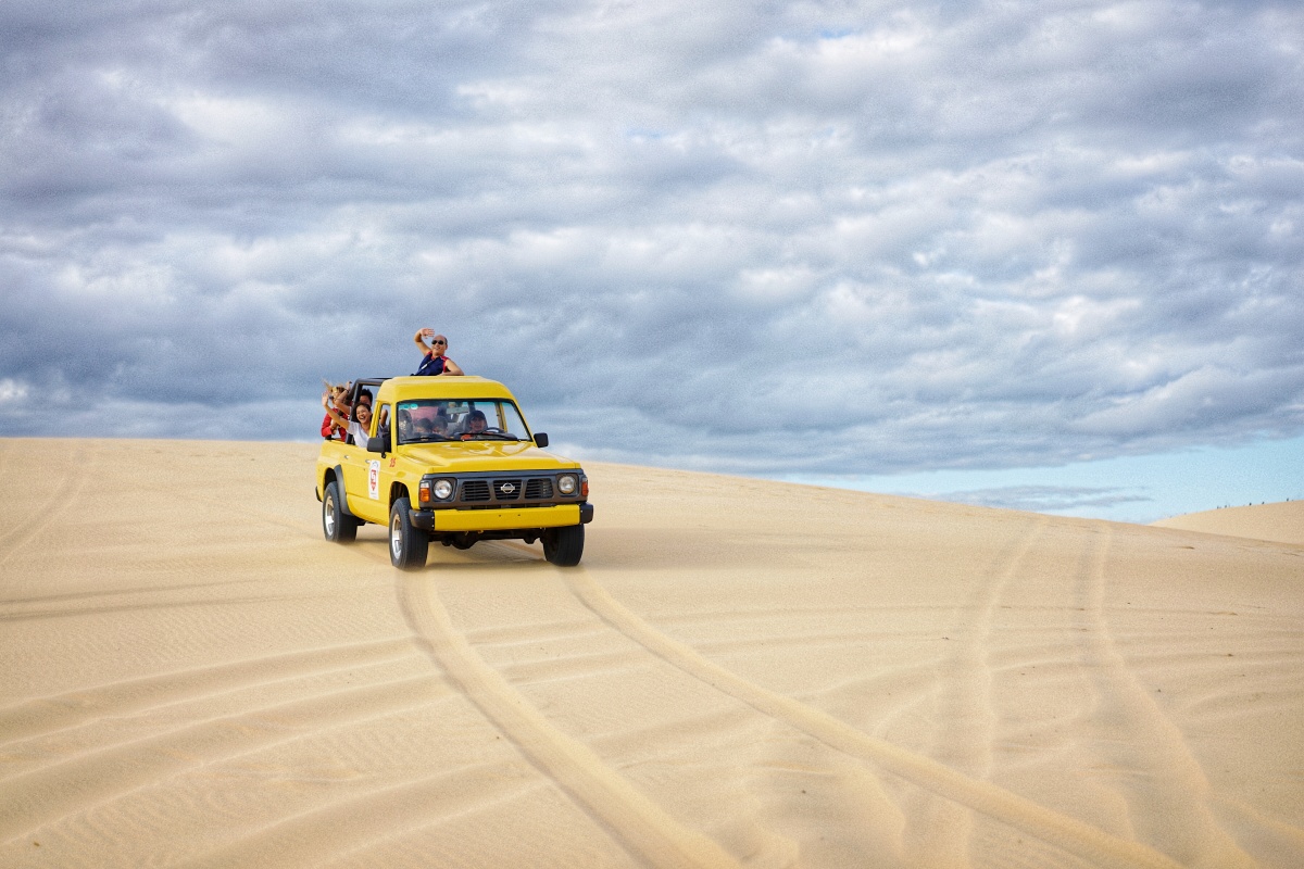 沙漠吉普摄于越南美奈白沙滩