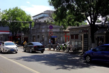 在阳台上看街上的女人