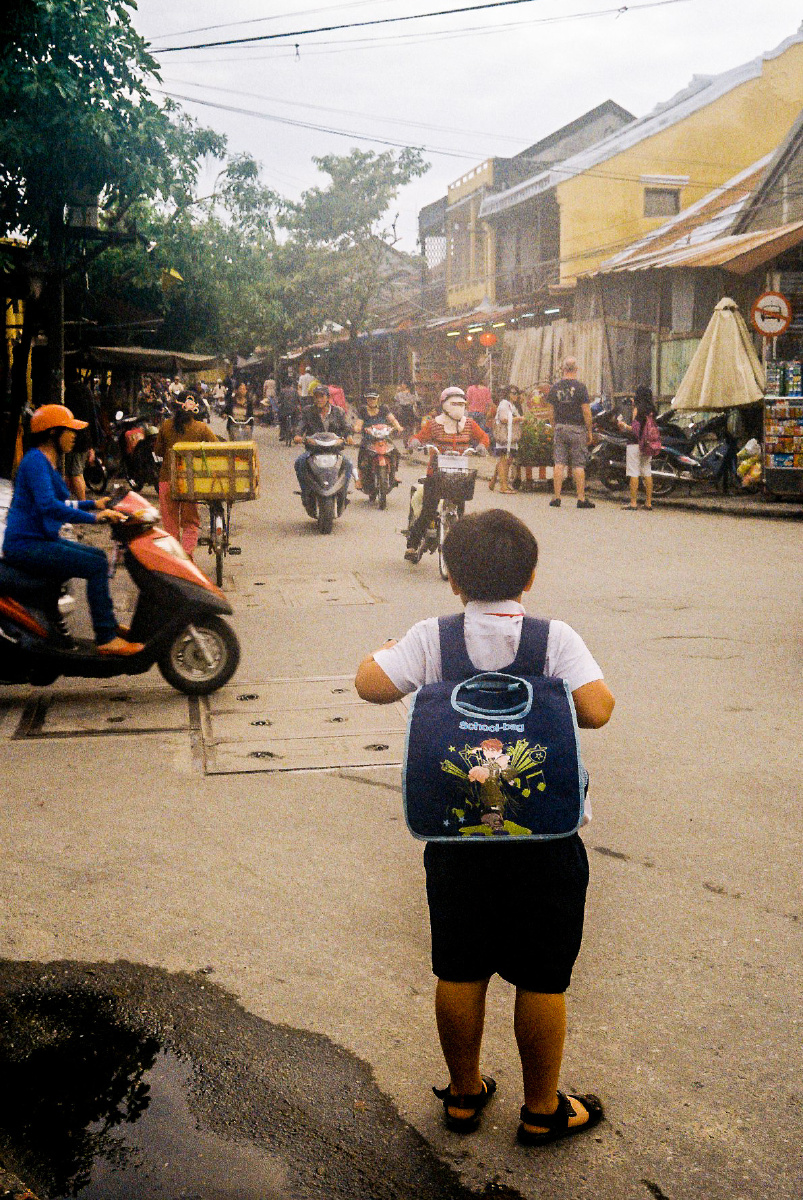 胶片越南会安小朋友放学了