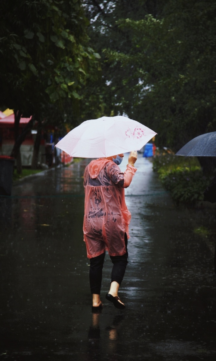 雨中行人