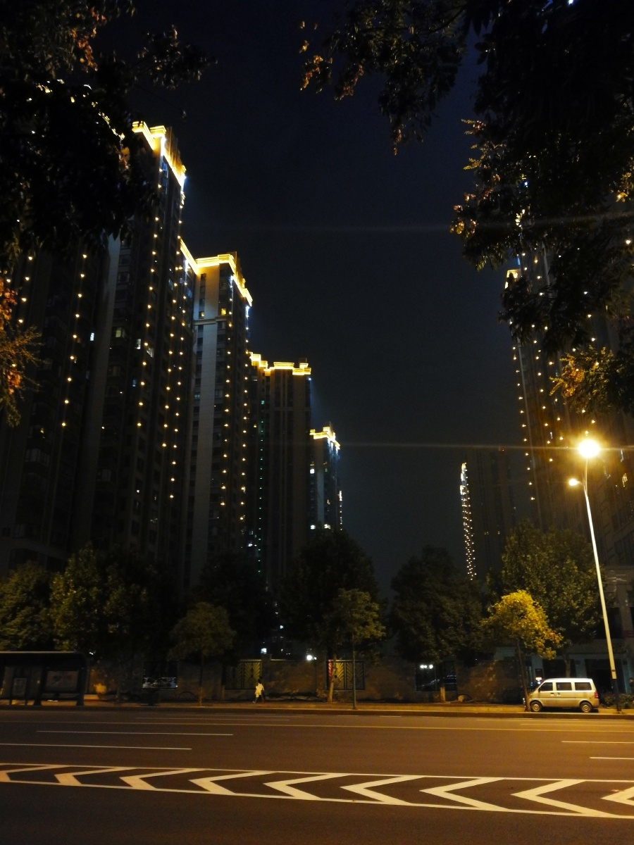 夜里,走在这个熟悉又陌生的城市