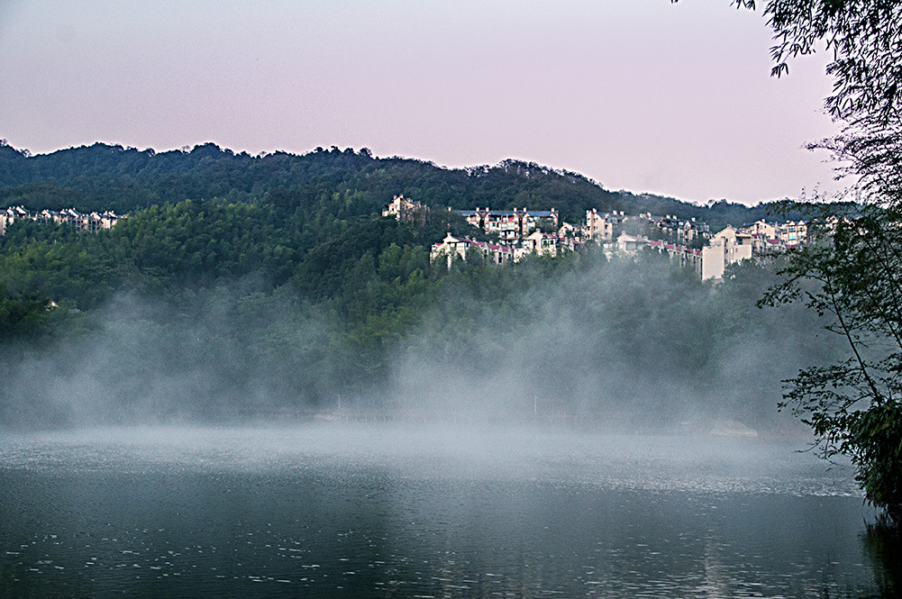 雾锁湖面