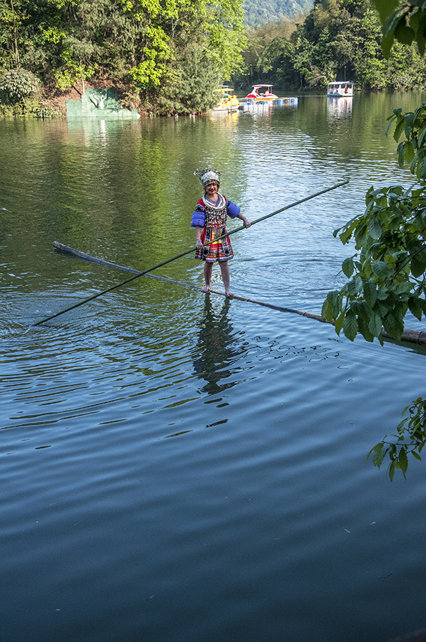 天岛湖独竹舟表演