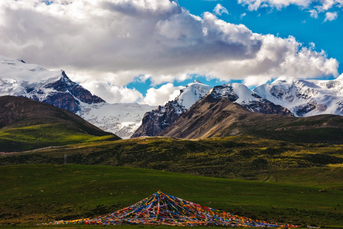 念青唐古拉山脉平均海拔6000米