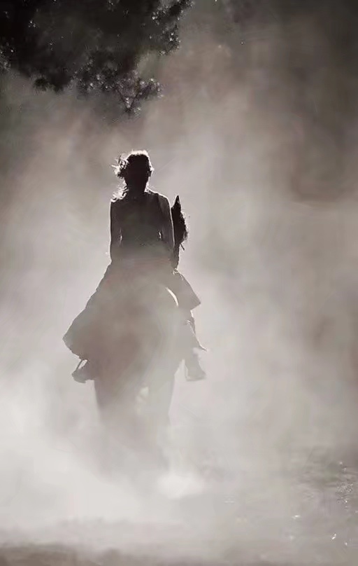 这项放松运动,配上一个迷雾背景又略带一丝神秘,交给观看者一个背影