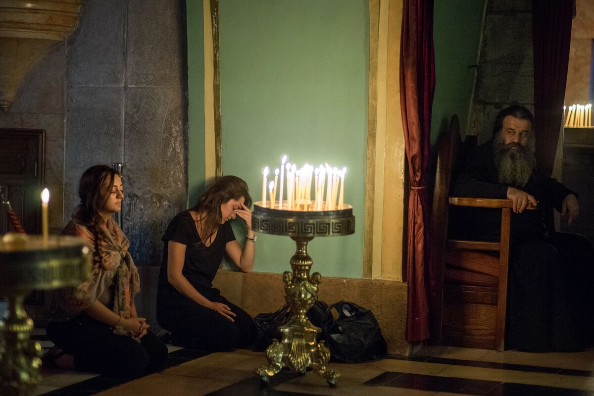 2015年7月，耶路撒冷的耶稣受难处，两位女士在祷告时流下泪水。