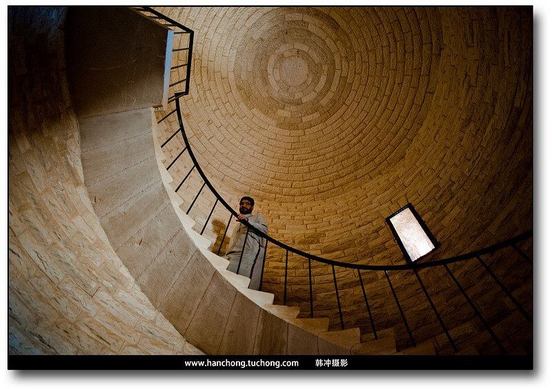 守墓人<br />
二战北非战场德军墓内的埃及守墓人