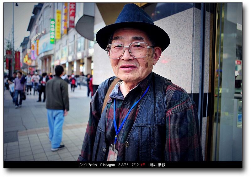 他在等人<br />
