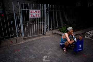 等公园开门的老人