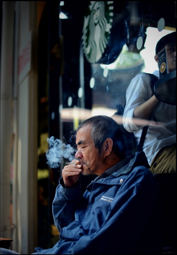 蓝领和白领中间有面看不见摸得着的玻璃墙