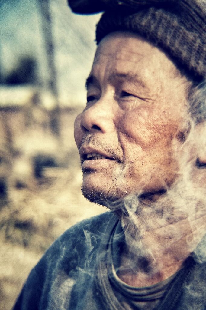 小米2拍摄，利用米镜手机长焦镜头拍摄。老人排行第十，大家都叫他十哥，很健谈，点上一支烟，娓娓道来他曾经的青葱岁月。。。