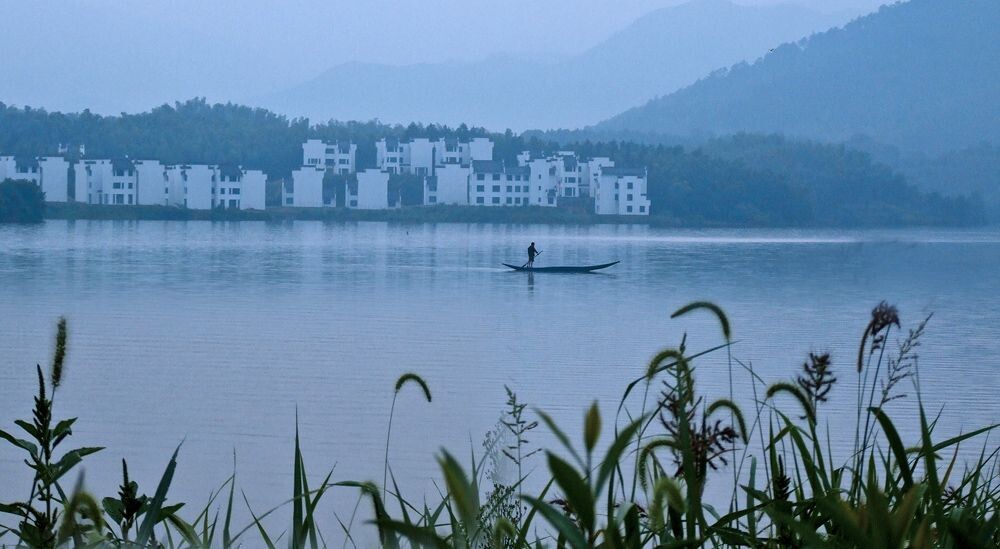 湖光山色,小米2S,2014年7月拍于安徽省黟县,加snapseed后期.