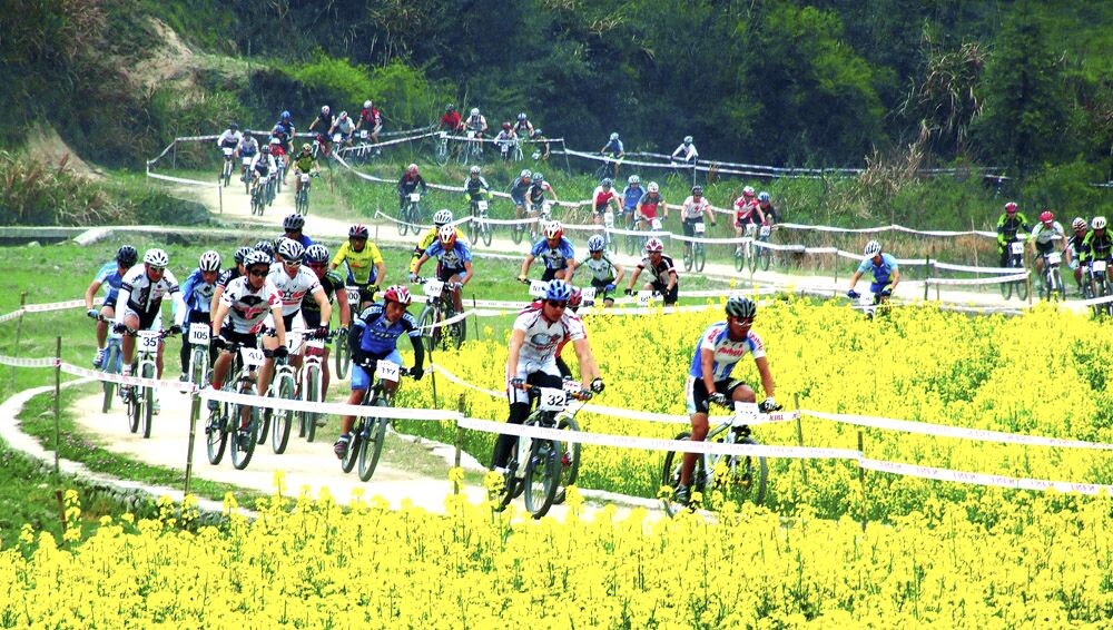 骑行画里乡村,小米2S,2014年3月29日拍于安徽省黄山市黟县国际山地车节,加snapseed后期.