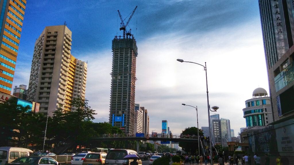 在这个高楼立林的城市，随处都可以看到正在修建的高楼，吊车总是一直在作业，深圳的速度体现的淋漓尽致。