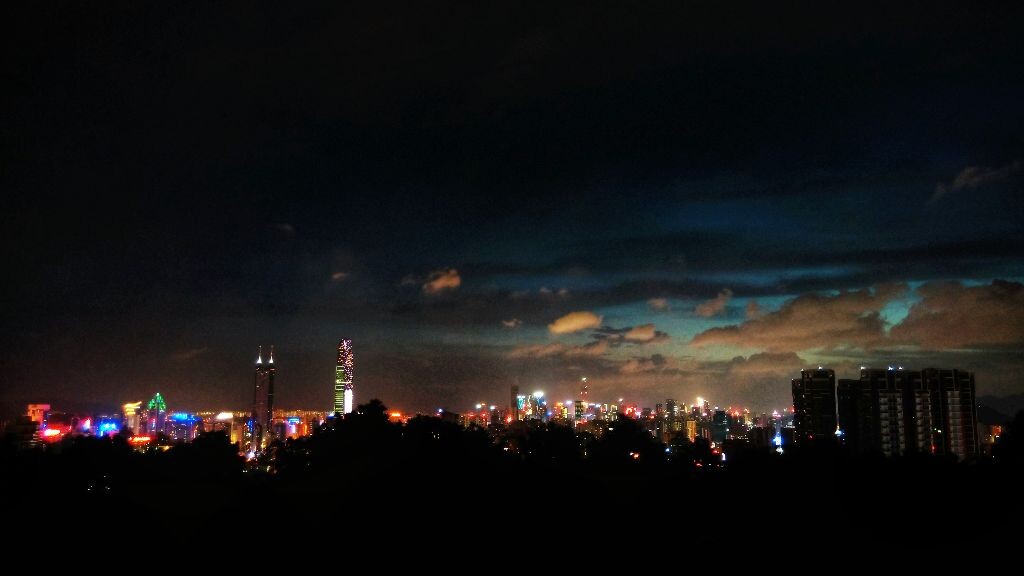 深圳的夜晚，迷人又美丽。