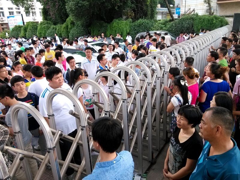 高考的时候，不是考生一个人在战斗。