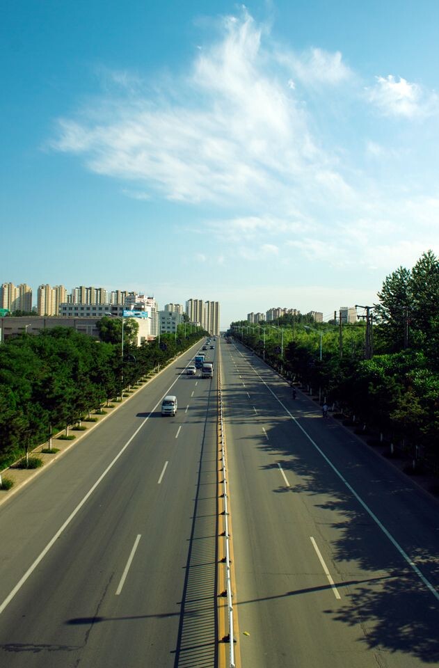 在我们赖以生活的城市道路上，承载着我们的期许和梦想。