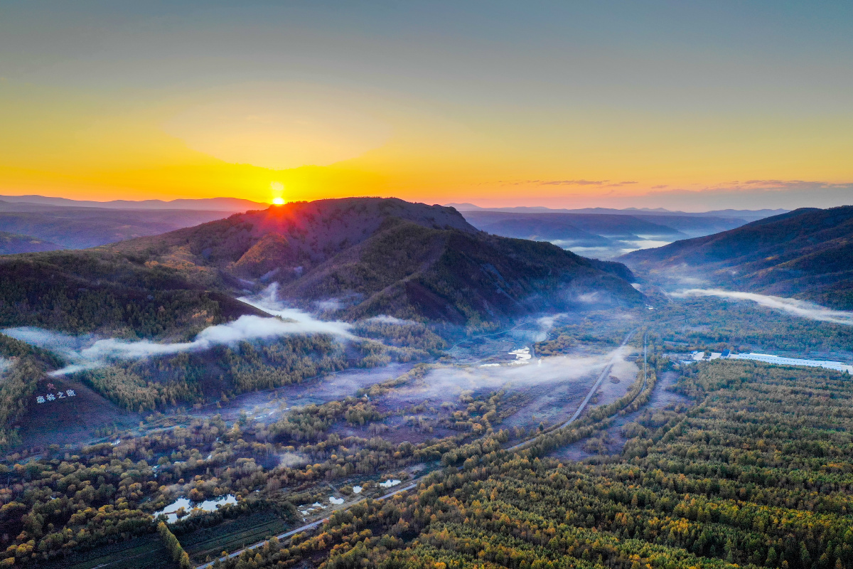 阿尔山白狼峰的日出