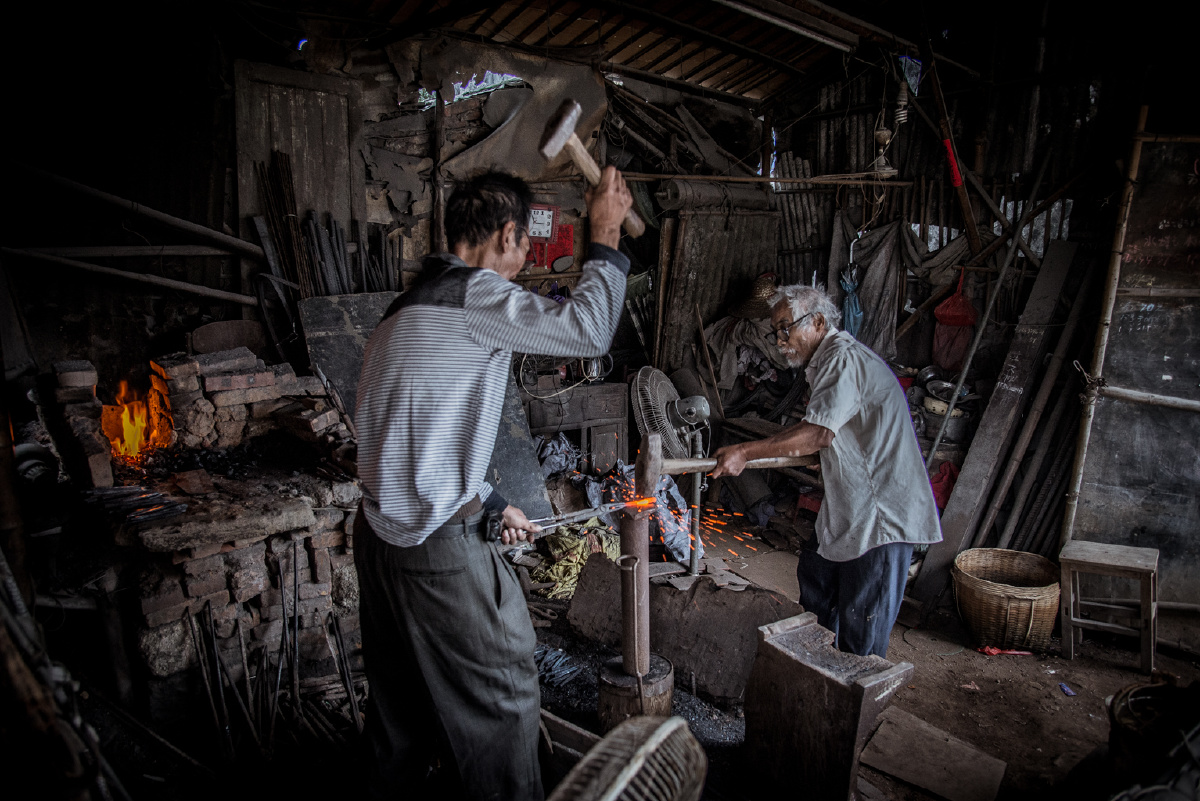 东海镇铁匠铺打铁