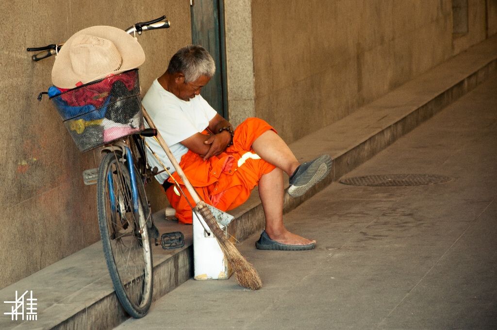 2014-8-6 拍摄于长安街地下通道 老师傅刚刚清扫完街道 坐在路边上睡着了 感谢这些可爱的人们 为我们清洁打扫生活的家园